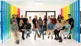 Blow Marketing te apoya y se queda  #encasacontigo, peluquero y peluquera. Soluciones de peluquería para profesionales que saben que en las crisis está el cambio 