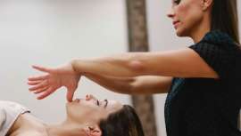 Se aplica en el rostro, contorno de ojos, cuello, escote y nuca para atacar, retroceder y, en algunos casos, eliminar el descolgamiento muscular, la flacidez tisular, las líneas de expresión y la falta de luminosidad en la piel