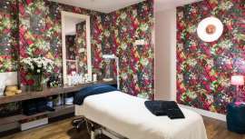 Celebridades como Victoria Beckham, Jessica Alba o Kim Kardashian alaban la efectividad de sus productos, sobre todo, de su gama de sueros