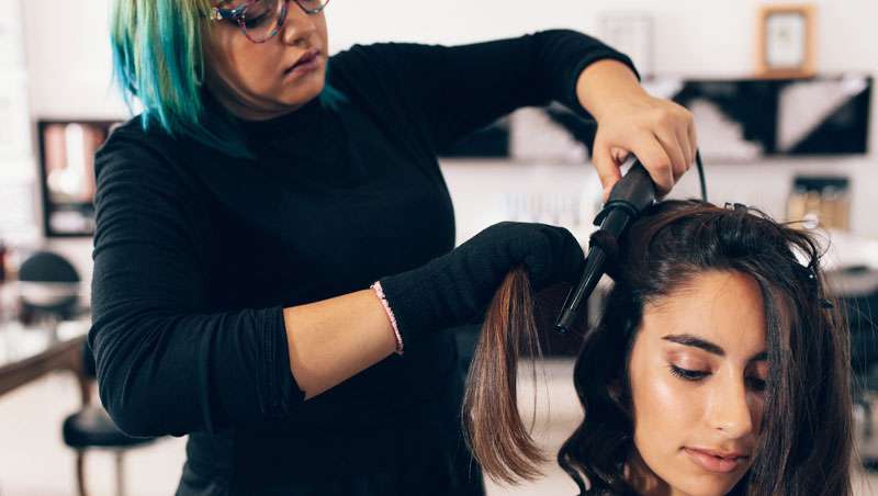 La Alianza de Empresarios de Peluquería de España pide que se eliminen los servicios de peluquería a domicilio