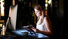 Se impone proteger las pantallas con un filtro para luz azul. Los dermatólogos y especialistas abren el debate y responden nuestras preguntas, doctores Ángel Martín, Josefina Royo y Carmen Galera