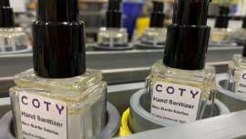 La producción espera alcanzar las decenas de miles a la semana. Gel hidroalcohólico destinado a sanitarios para afrontar la escasez ante la pandemia del coronavirus