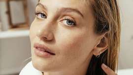 Aveda es una firma natural y comprometida que hace del cuidado del cabello orgánico una pieza vital de sus productos y formulaciones. Hoy revisa para nosotros algunos tratamientos para el cuidado en casa