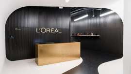 El gigante LOréal amplía su cartera con la reciente firma de la compra del negocio de Mugler y Azzaro a Clarins, que se unen así a otras importantes marcas de la división