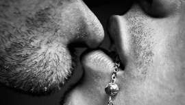 Confinados ante los besos, en el Día que los festeja, Gonzalo Zarauza hace uso de la pluma con idéntica sabiduría con la que mesa cabellos y firma imágenes inéditas y nos convoca a rememorar, guardarnos todos los besos que dimos y volveremos a dar 