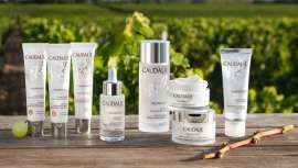 En Caudalie dan prioridad a los activos de origen natural y que respetan el medio ambiente y la piel. La firma abrió su primera boutique en Nueva York. Tras su gran éxito, ha abierto más de 50 en todo el mundo, también en farmacias