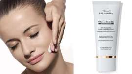 Con una alta protección, Photo Reverse Tinted inhibe el proceso de la melanogénesis, despigmentando de modo progresivo a la vez que protege del sol y la luz azul y aporta a la piel un color natural y bronceado 