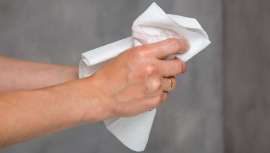 Los patógenos desaparecen más fácilmente si se secan las manos con papel. Los dispositivos eléctricos de aire para esta función están desaconsejados en estos casos, incluido el Covid-19, por esparcir en la superficie el virus