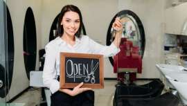 Distintos estados norteamericanos, incluida la ciudad de Nueva York, donde más duramente está golpeando el coronavirus, plantean y firman la petición de una casi inminente apertura de las peluquerías atendiendo a solo un cliente por vez