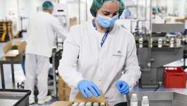 La firma lleva varias semanas focalizando sus recursos técnicos y humanos en la producción y donación de geles hidroalcohólicos y lociones hidratantes