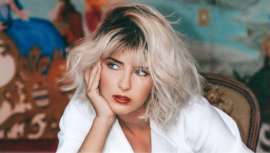 Sob o lema-hashtag, #LlonguerasMejorQueNunca, a famosa firma de salões de cabeleireiro não cessa esforços em difundir conselhos para usar a melhor cabelo durante os dias de confinamento