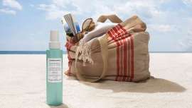 Además de su composición, su envase facilita la aplicación del producto y está realizado con plástico 100% reciclado y reciclable. Perfecto para todos los tipos de pieles, incluso las sensibles