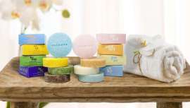 En clara sintonía con la demanda de los nuevos consumidores, los sorprendentes champús sólidos de Válquer, totalmente libres de plástico y veganos, que reducen el consumo de agua, incorporan ahora ingredientes como el cannabis o la canela 