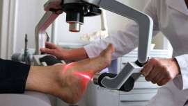 El famoso especialista Robert Silverman, fisioterapeuta norteamericano a cargo de las grandes estrellas del deporte, detalla la acción del Láser Frío FX635 de Erchonia, en la rehabilitación de lesiones deportivas