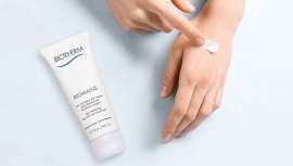 Biomains desarrolla esta función de manera impecable: nutre en profundidad, consiguiendo un velo protector sobre la piel