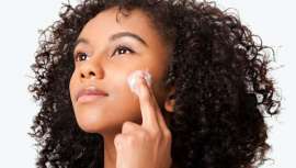 La farmacéutica Rocío Escalante, titular de Arbosana Farmacia, explica las causas de la aparición de acné durante el confinamiento y cuáles son los mejores cuidados para acabar con los granitos 