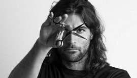 Figura de la peluquería española, traspasa fronteras. Experto de la peluquería, masculina y femenina, Pedro J. Muñoz es una estrella polifacética que lo mismo pone en pie a las gradas en un show como cruza el charco en una gran gira