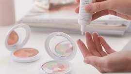 En tres tonos distintos: verde, amarillo y coral para adaptarse a las imperfecciones de la piel. Fórmulas de larga duración, resistentes al agua, al sudor y a la transferencia 