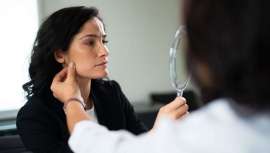 La Dra. María Rosa García Maroto, directora médica de Clinique La Prairie, explica cómo embellecer y quitar años a esta zona del rostro 