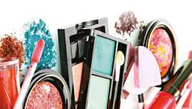 Las negociaciones para la subida de sueldos se ha visto paralizada a causa de la Covid.19 en las industrias, entre ellas la de aseo personal y cosmética