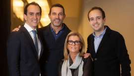 CEOs de VMV Cosmetic Group, Raúl y Ramón Martínez manejan el ADN de esta firma, fundada por Víctor Martínez Vicario hace ya 5 décadas, que ha demostrado frente a la Covid-19 su vocación de respuesta y reflejos en situaciones extraordinarias