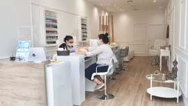 Con las medidas de higiene necesarias para atender a sus clientas y habiendo colaborado activamente durante el confinamiento en la ayuda contra la Covid-19, suspendiendo el pago de royalties y apoyando a los sanitarios, d-uñas reabre sus centros