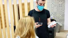 Atenta siempre a cada necesidad, Kin Cosmetics tiene ahora a tu alcance el material de protección que necesitas en el salón de peluquería, línea WeCare, mascarilla incluida