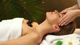 El centro propone diversos tratamientos procedentes del mar indicados para alisar y renovar la piel, como las algas y otros microorganismos