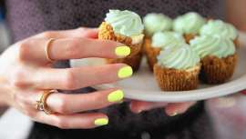 Va a ser, ya lo es de hecho, el color de las manicuras del verano. Verde lima, un esmalte que lucen ya las celebrities