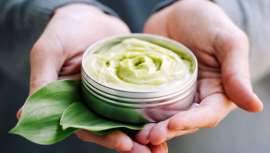 Bajo el título Esenciales para la vida diaria, Cosmetics Europe comienza la elaboración de una serie de vídeos donde pone de manifiesto el futuro y la importancia de los cosméticos en la vida diaria, la sostenibilidad del planeta y la felicidad