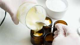 ¿Te atreverías a montar tu propio rincón de la alquimia en tu salón? Se trata de tener los ingredientes y envases que tu cliente se llevaría a casa para hacer su propio champú,  ¡Ojo! Es una tendencia de mercado, Do It Yourself (Hazlo tú mismo)