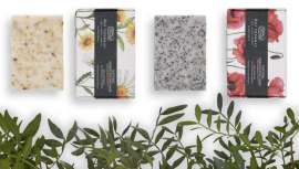 Dos jabones naturales, veganos e hipoalergénicos aptos incluso para las pieles sensibles. De textura cremosa, fragancia natural y aclarado fácil, limpian eficazmente a la vez que revitalizan, purifican, suavizan y renuevan