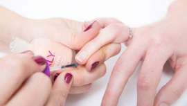 Uñas y manos más jóvenes y sin imperfecciones con una manicura que hidrata, alisa y aporta un brillo natural con un ligero toque de melocotón, dejando un efecto maquillaje en la uña