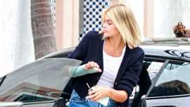 La famosa y bella actriz y modelo dice adiós a su clásico tono marrón chocolate y apuesta por un rubio oscuro, tendencia de verano