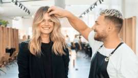 Con 15 años de experiencia en la profesión, Edwards ha adquirido fama creando rubios cremosos, puntas que recuerdan al caramelo más apetecible y morenos que no pasan inadvertidos 