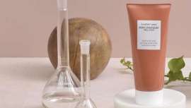 Este gel exfoliante con partículas de sílice natural, piel de naranja y 10% de alfa-polihidroxiácidos 