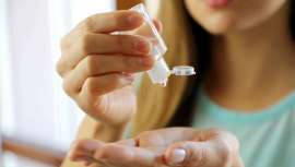 Puede haber lesiones tipo eczema irritativas de contacto, es decir, manchas y placas eritematosas o rojas con pápulas