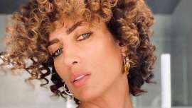 La famosa modelo y presentadora revoluciona las redes con su nuevo look, melena ultra rizada y más corta y tratada con mechas doradas. Sin duda, un cambio radical 