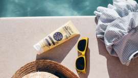 Es un protector solar infantil de ingredientes naturales más respetuoso con la piel de bebé. Cuida y protege de la piel de los más pequeños de la manera más natural