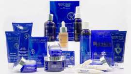 La marca, que se distingue por su afán y misión centrada en la investigación y la innovación, cumple nada más y nada menos que cuatro décadas como firma pionera en los adelantos de la belleza y comprometida con la ayuda durante la Covid-19 