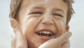 Es esencial combinar una buena fotoprotección tópica, oral y física para adaptarse al ritmo imparable de los niños durante los días de verano