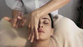 Única e innovadora terapia de lifting manual diseñada para atacar los signos del envejecimiento facial y tratar todas las causas funcionales que lo provocan, para profesionales, interesados en su aprendizaje y clientes que apuestan por lo natural 