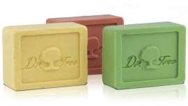 Cada pastilla está hecha a mano y su packaging es sostenible y reciclable. Un champú sólido equivale a tres champús líquidos y en la fabricación de cada pastilla se ahorran 14.62 litros de agua