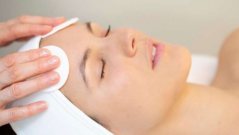 Rotinas e tratamentos para o acne durante o vero