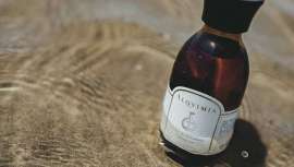 O óleo de cenoura, com a característica cor avermelhado escuro, reativa a pigmentação da pele. Os óleos essenciais que contêm em contato com o sol podem ser fotossensibilizantes