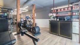 Es interesante entrenar al aire libre, en el campo o en la playa, disfrutando de la costa mientras se juega al fútbol o a las palas, o del mar haciendo surf, paddel surf o windsurf. Nos lo cuentan los expertos