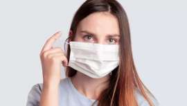 Su uso continuado crea un ambiente húmedo y oclusivo que favorece la aparición de lesiones en la zona peribucal, por lo que Cantabria Labs recomienda adaptar la rutina cosmética a esta situación