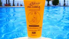 Este gel acelerador del bronceado ayuda a intensificar el tono dorado de tu piel a la vez que repara las células dañadas por el sol y la protege de los rayos UVA y UVB gracias a su SPF 15