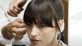 Un look que ya ha creado tendencia en el universo de las influencer y que, además, reúne el requisito actual: el top knot o nudo alto 