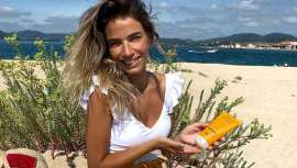 Flora González, periodista, es también una indiscutida influencer en las redes sociales. En una de sus últimas fotos luce un bronceado espectacular y superluminoso. ¡Hemos descubierto su secreto! 